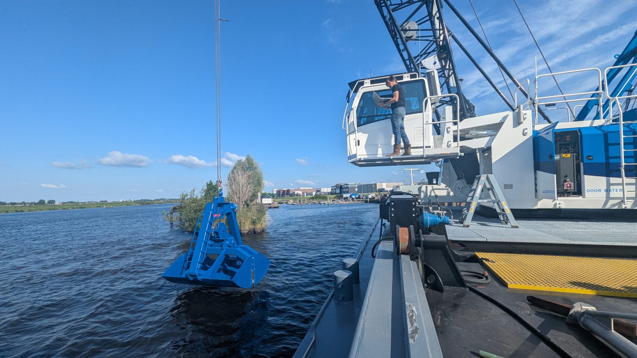 Grab dredge GeoDredge installation
