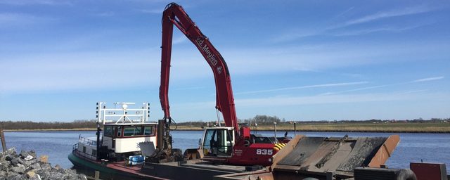 Crane vessel mobilised with GeoDredge
